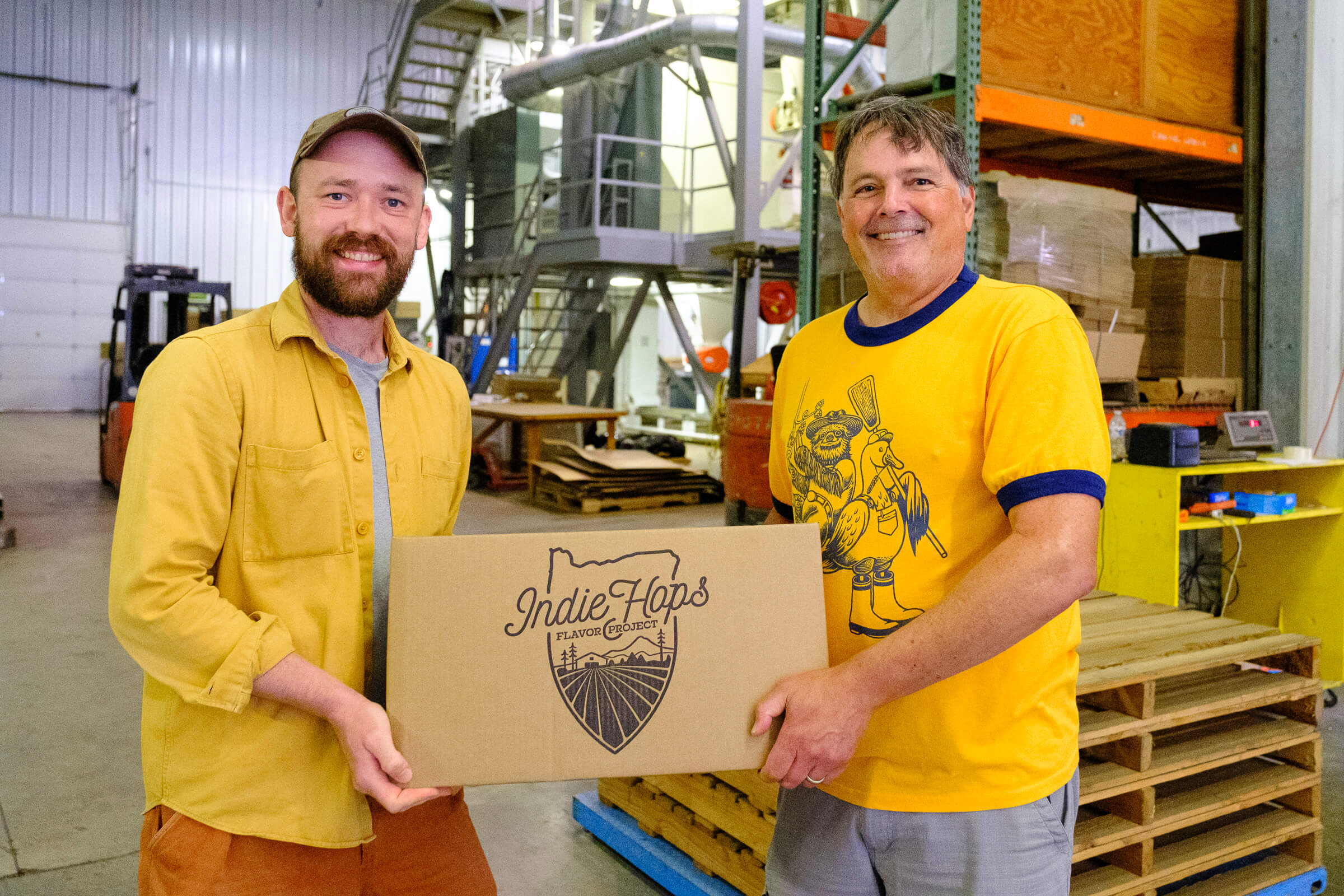Gareth Moore (DEYA) & Jim Solberg (Indie Hops) hold a box of 2024 crop year Strata® ready to be shipped to be DEYA for their Steady Rolling Strata pale ale beer.